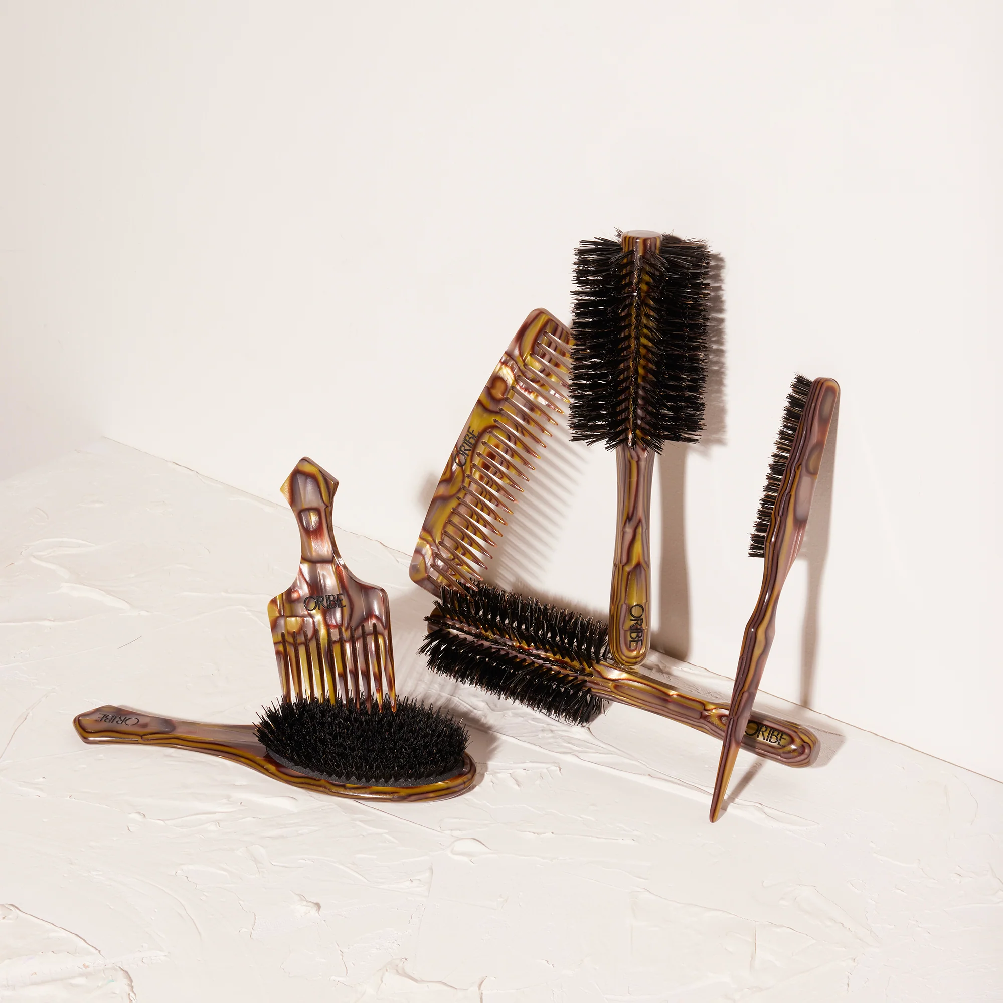 Italian Resin Medium Round Brush - Image 4